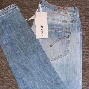 dondup jeans i modellen george, storlek 31, helt oanvända därav priset, nypris runt 3k, tags finns.
