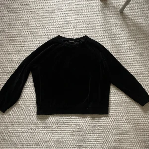 Tröja i velour  - Svart långärmad tröja i velour från Gina Tricot, storlek S. Mycket bra skick.