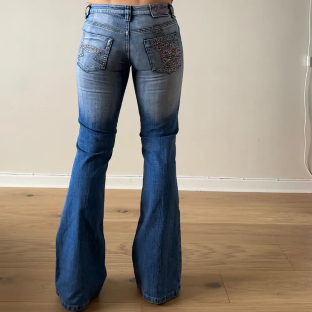 Så snygga lågmidjade vintage jeans med snygga detaljer. Midjemåttet är ca 76cm och innerbenslängden är ca 81cm. . Jeans & Byxor.