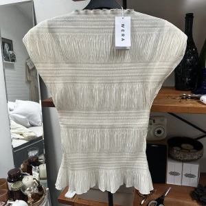 Wera topp - Creme färgad topp från Wera, prislapp kvar aldrig använd