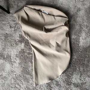 One-shoulder topp - Oanvänd one-shoulder från zara, alltså i nyskick! Stretchigt material så passar fler storlekar. Köparen står för eventuell frakt💕