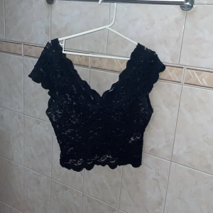 Spets top - Jag säljer nu en fin topp från salando som är slutsåld, jag har aldrig använt pågrund av att den var för liten för mig. Den är i storlek L men skulle säga att den passar s/m! Kan tänka mig att sänka pris vid snabb affär. 💞
