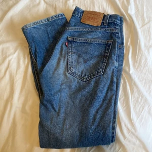 Vintage Jeans  - Superfina vintage levis jeans💕 säljer då de har blivit för små. Skulle säga att de är regular Waits. W32 och L30. De har passat mig bra och jag är 166cm💕