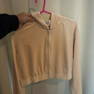 Cropped hoodie - Cropped gul sammet hoodie från H&M använd Max 2 gånger 