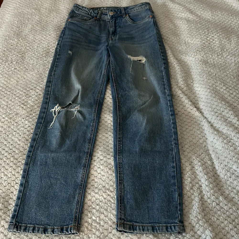 Säljer ett par blåa jeans med hål, från Kappahl, dem är 35cm i midjan och 96cm i längden, passa på. Jeans & Byxor.