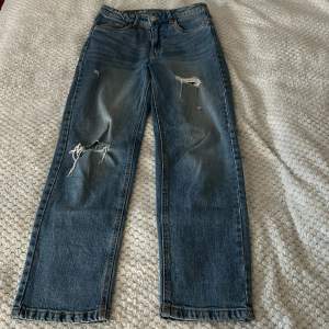 Säljer ett par blåa jeans med hål, från Kappahl, dem är 35cm i midjan och 96cm i längden, passa på