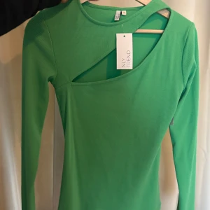 Topp - Grön top från Nelly prislapp kvar. 