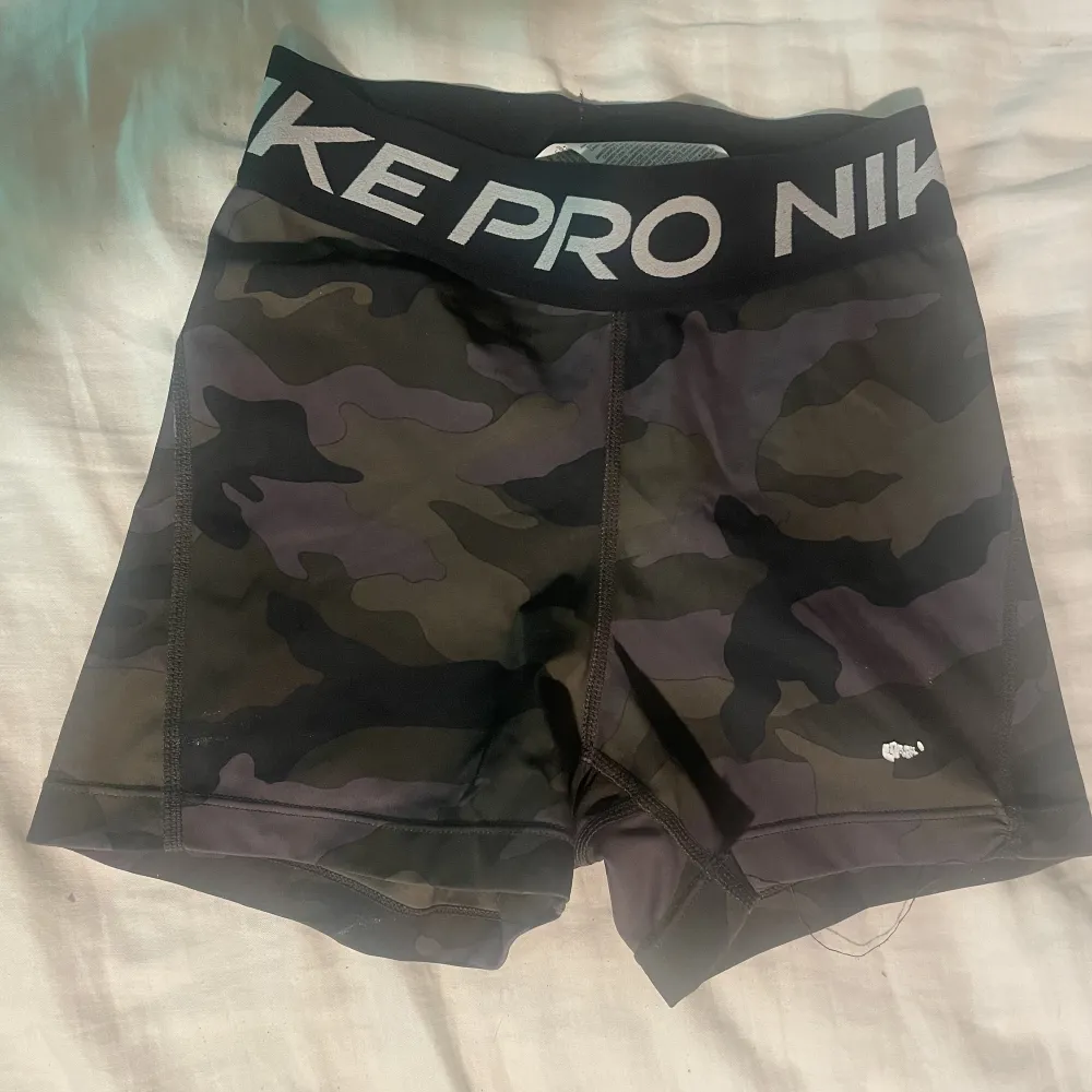 Säljer ett par skit snygga Nike pros med camouflage mönster. Märket är som sagt lite sönder men resten av shortsen är som nya. Shorts.