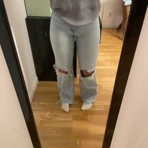 Jeans  - Ljusblå högmidjade jeans ifrån Stradivarius, som nyskick. Fräscha och riktigt fina🥰🥰 Som dessvärre inte kommer till användning. 