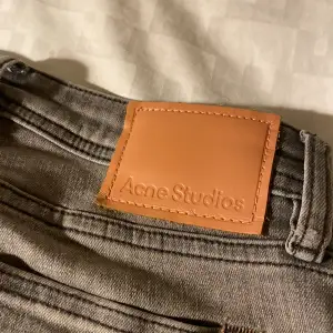 Acne studios jeans i fint skick. Passform slum fit, jeansen har inte några deflekter. Pris kan diskuteras vid snabb affär.