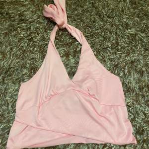 Rosa halter neck top. köpt second hand men märket är Cider. Bandet runt nacken går att knyta själv och justera längden på