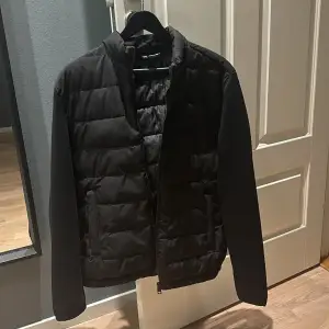 Helt svart cardigan som jag köpet på zara, har inte kommit till användning så mycket och har inga skador eller täcken på användning, skick 10/10 Nypris 500kr 