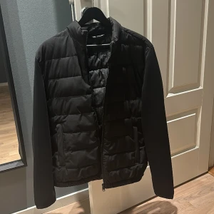 Zara cardigan  - Helt svart cardigan som jag köpet på zara, har inte kommit till användning så mycket och har inga skador eller täcken på användning, skick 10/10 Nypris 500kr 