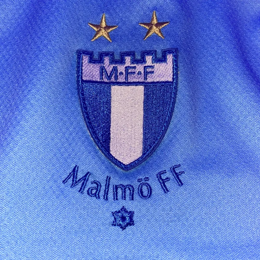 En Malmö FF T-shirt, Storlek L. Inte använd alls, pga att den är för stor. Jag tror de är 2021/2022 Säsongen. T-shirts.