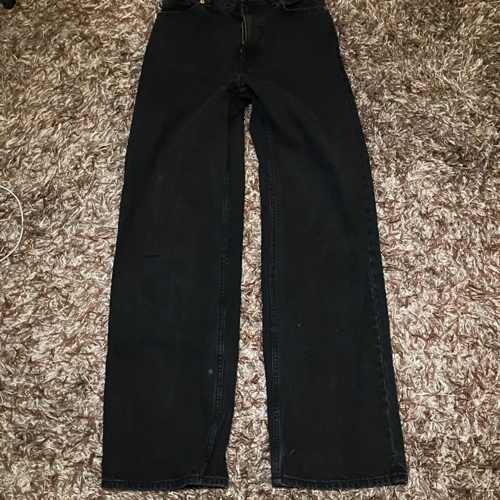 Baggy/ loose/ straight fit jeans, svarta. Köpta på monki för 400kr. Använda fåtal gånger 1-3 ggr. Pris kan diskuteras . Jeans & Byxor.