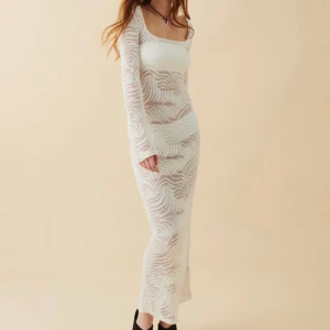 Strandklänning  - Säljer denna superfina strandklänningen från Gina då den tyvärr inte kommer till användning. Den är verkligen perfekt nu till sommaren!💞Nypris är 499kr och jag är lite osäker på vilket pris jag vill sälja för satt pris kan absolut diskuteras.🥰