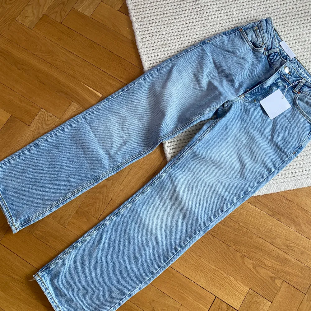 Snygga jeans från bikbok. Nypris 699kr säljes billigt då det är bättre de kommer till användning! Storlek W25 L30 🌷. Jeans & Byxor.
