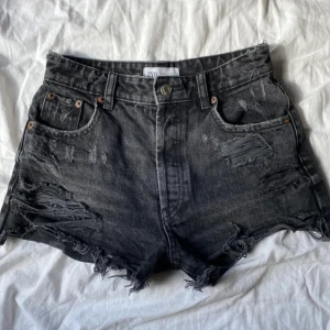 Grå/svarta shorts från zara - Midwaist jeansshorts från zara. Säljer då dom har blivit för små. 