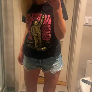 Jättesnygga jeansshorts från Zara 💗Köpta i sommar och säljer då jag tyvärr växt ur dem, har aldrig använt! Skriv för mer bilder eller info💗