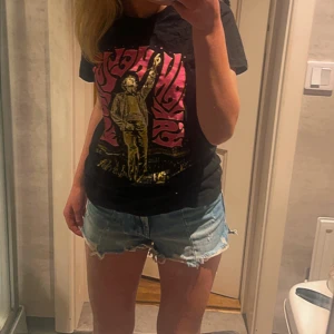 Jeansshorts - Jättesnygga jeansshorts från Zara 💗Köpta i sommar och säljer då jag tyvärr växt ur dem, har aldrig använt! Skriv för mer bilder eller info💗