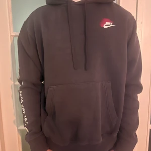 Nike Sportswear Hoodie  - Färg:Grå Storlek:Medium Skick:9/10 Nypris:760kr  Mitt pris:350kr Modellens längd:180cm