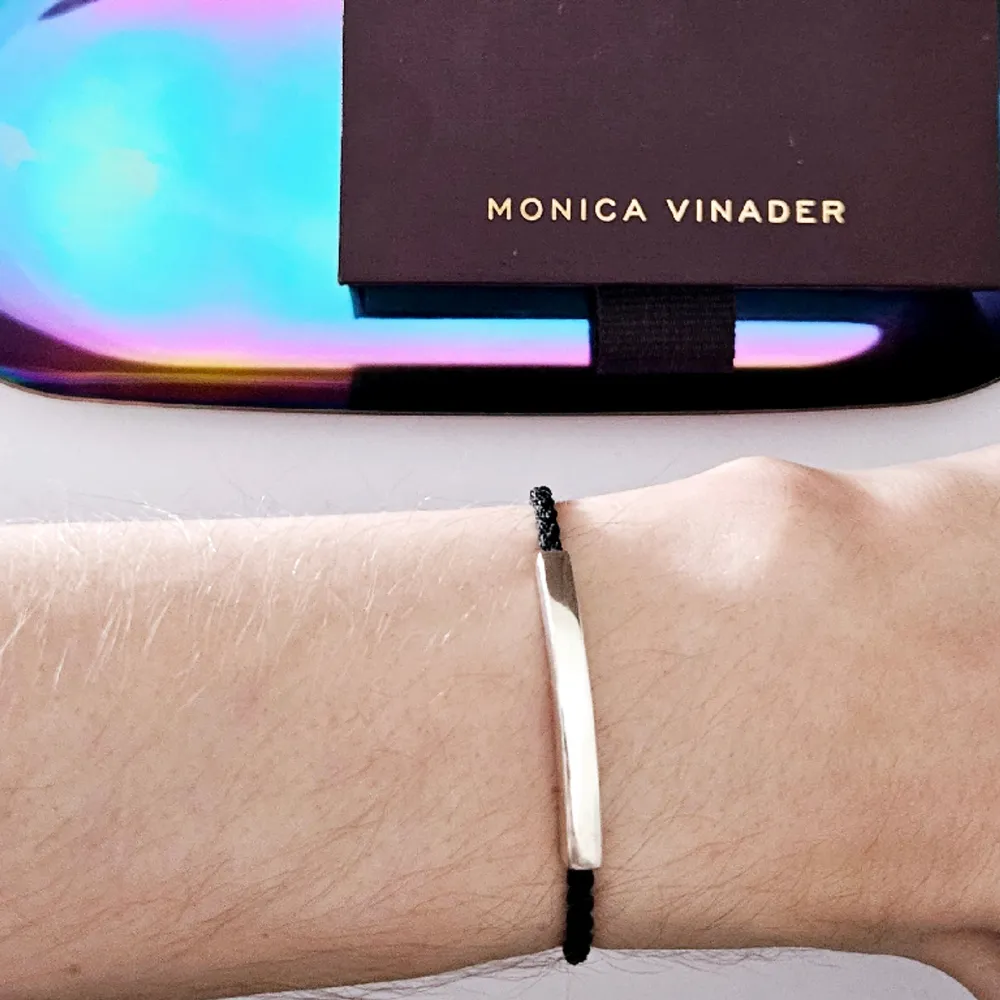 Äkta Monica Vinader justebrar nylon+silver armband. Kommer med originalförpackning. Accessoarer.