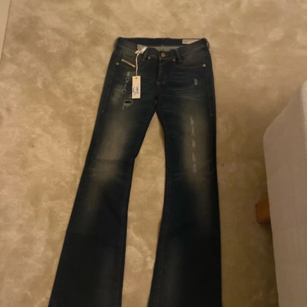 Säljer dessa superfina diesel jeans som aldrig är använda me lappar kvar! Storlek W27 L32🥰. Jeans & Byxor.