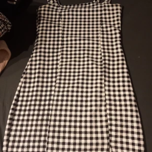 Rutig klänning  - Jätte söt rutig klänning ifrån h&m med ett slit. Klänningen är i bra skick 
