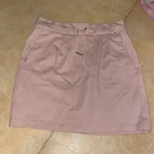 En rosa mjuk kjol (nästan sweatshirt material) i väldigt bra skick! 