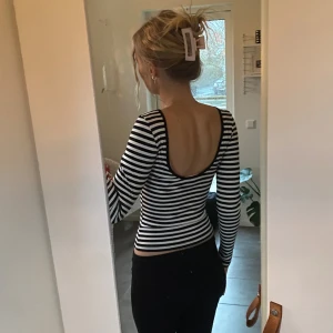 Tröja med öppen rygg  - Säljer denna fina tröja med öppen rygg från Ginatricot 💕💕 bra skick då den inte kommit till användning, endast provad hemma 💕 (första bilden är lånad)