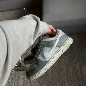 Snygga Nike dunk low som knappt är använda och därmed vill jag sälja dom! 💕💞