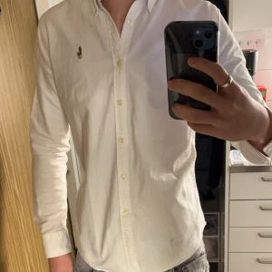 Ralph lauren skjorta - Ralph Lauren skjorta i jättebra skick. Sparsamt använd, perfekt nu till våren. Nypris 1300. Storlek S, slimfit.