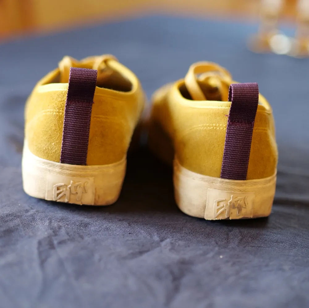 Ett par gula skor av märket Eytys i storlek 44 med mocka material. Skorna är välanvända och har lagning samt uppsliten mocka på högra skon (se bild). . Skor.