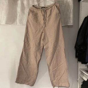 Linnebyxor - Superfina linnebyxor ifrån Vero Moda, beigea med fickor i fram som tyvärr är för stora🌸Storlek S men stora så passar mer M/L, 100kr! Aldrig använda så i nyskick, skriv för fler bilder<33