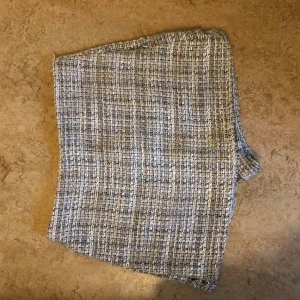 Tweed kjol - En kjol/skort. Bra skick men dragkedja är lite seg men hel.