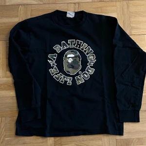 Bape x Don Life longsleeve - L men sitter som M. Skick 8.5/10, DM här eller på insta för mer bilder och info. 