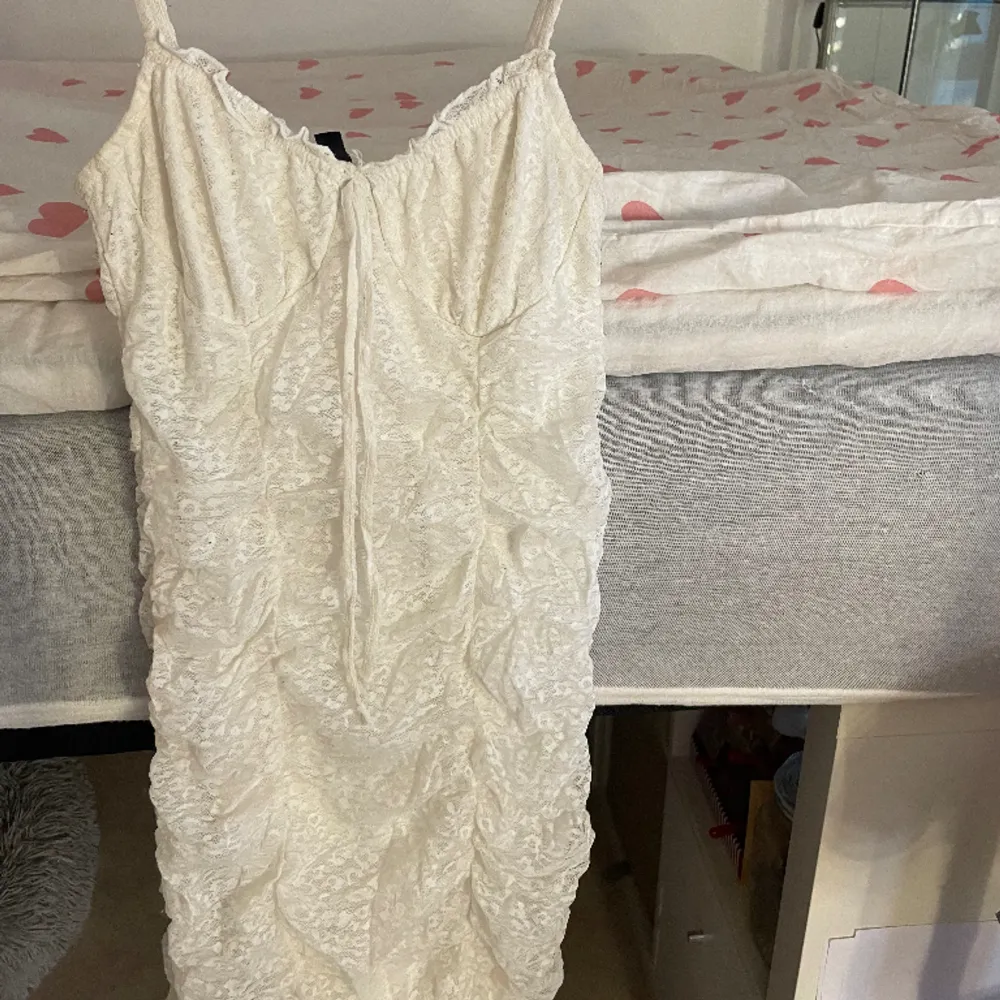 Super fin vit & kort klänning som framhäver kroppsformen. Storlek Xs, ifrån h&m. Väger 160 gram så frakten blir 54 kr🫶🏼. Klänningar.