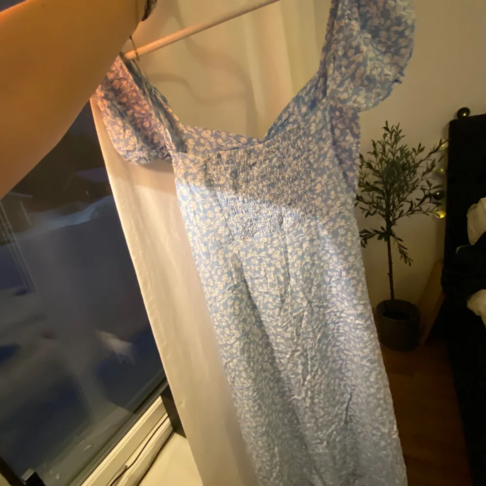 Superfin ljusblå klänning från cihquelle som inte kom till användning tyvärr. Köpt för ca 500kr, säljer för 200kr + frakt💕. Klänningar.