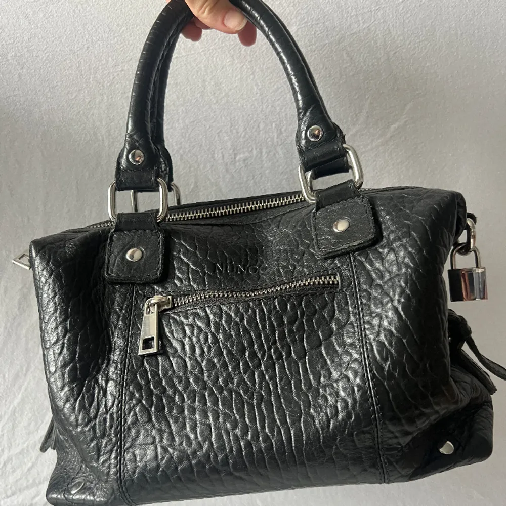 Superfin handväska från Núnoo, svart i krokodilmönster. Säljer för 450kr  . Väskor.
