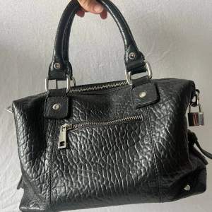 Superfin handväska från Núnoo, svart i krokodilmönster. Säljer för 450kr  