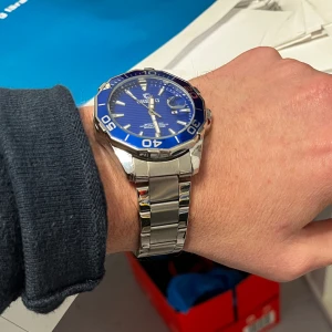 Klocka  - Klocka från chenxi, jätte fin i rostfritt stål med blå urtavla.  Behövs byta batteri som man enkelt gör i vilken klockbutik som helst för ca 150 kr 