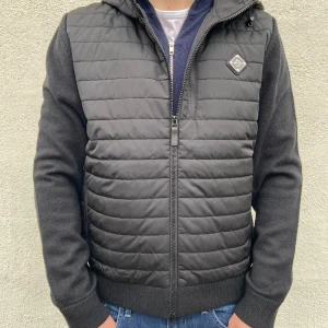 J.Lindeberg cardigan  - Säljer nu en helt sprillans ny j.Lindeberg cardigan. Storlek L, men passar även M. Han på bilden är 186. Nypris 3200! Hör av er vid funderingar!