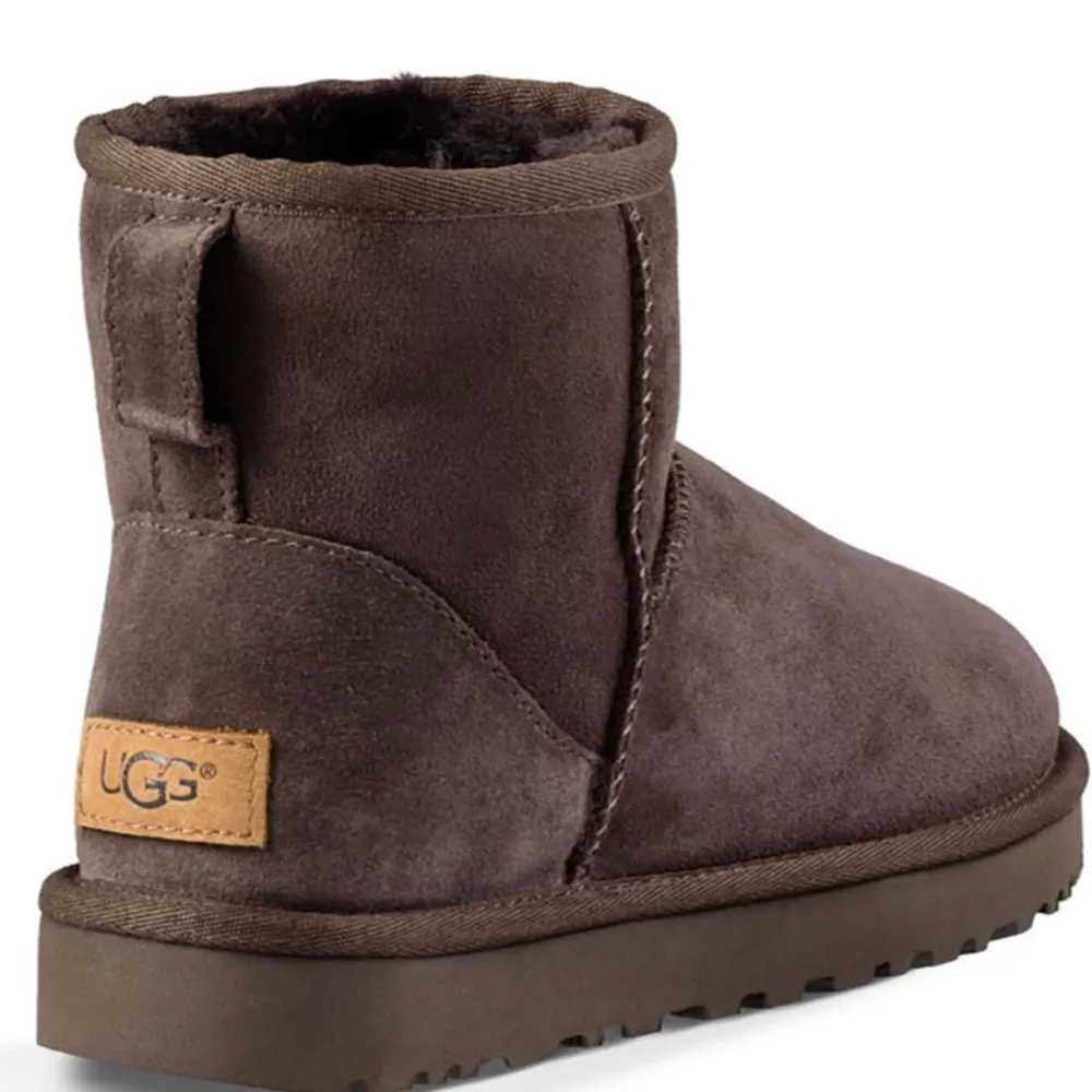 Säljer för att storlek 38 i uggs är för litet för mig. De har använts men är i mycket gott skick. Skorna är inköpta på footway december 2020. Fler och bättre bilder kommer.  . Skor.