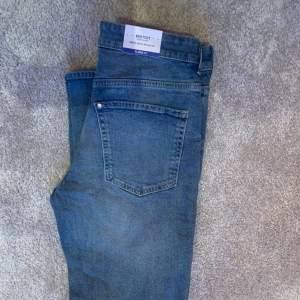 Helt nya bootcut jeans från H&M som är ”higwaist” men det sitter ”midwaist” Midjemått tvärs över:36 cm💕 hör av er om ni undrar något! ❤️