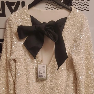 Klänning HM - Säljer denna klänning från H&M i storlek S. Jag köpte den hos en tjej för 700kr då den var slut såld överallt helt ny med prislapp. Använd en stund på nyår. Säljer den för700 + frakt. 