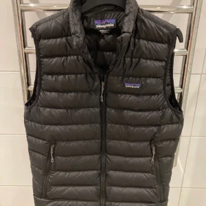 Patagonia väst  - Tja, säljer min patagonia väst då demontera används så mycket. Väldigt snygg och i bra skick. Storlek S men funkar bra till folk som bär M också. Vid frågor m.m bara att skriva 