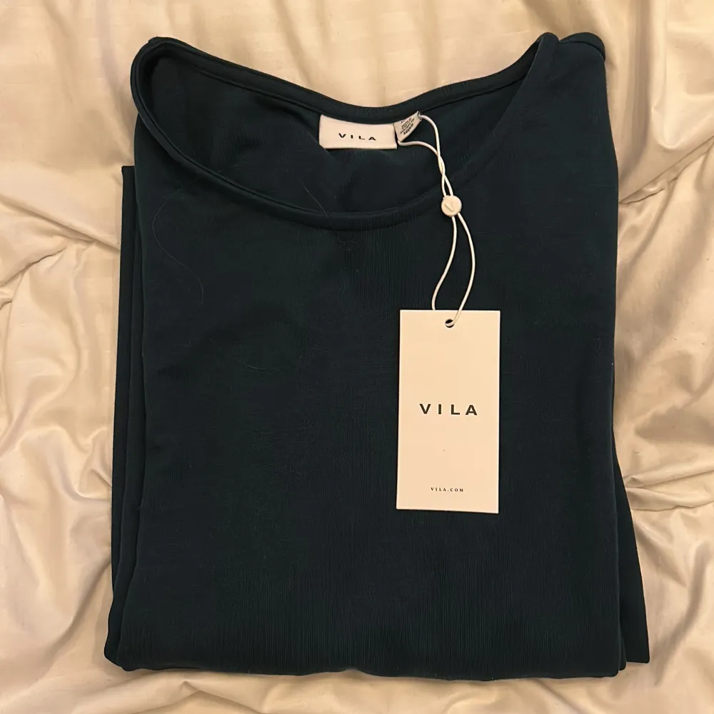 Säljer en grön blå klänning från vila med prislappen kvar. Köpt för 429kr. Mekot.