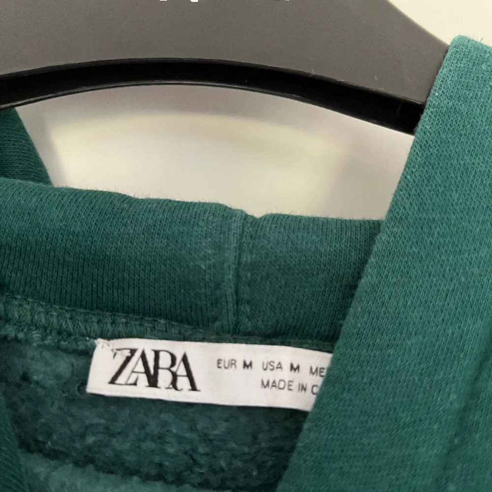Grön godis från Zara storlek M, säljer då jag inte använder den. Hoodies.