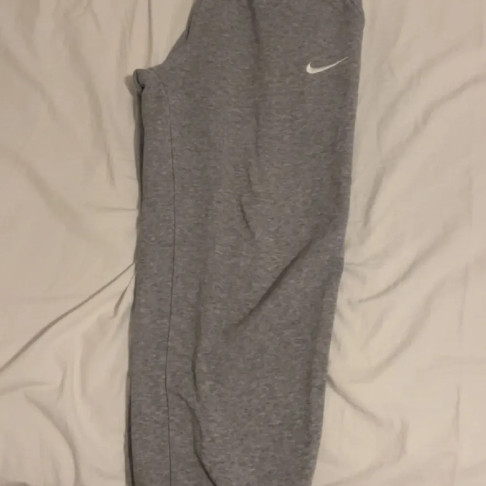 Vardagliga gråa Nike byxor, Nike loggan är vit. Pris kan diskuteras i snabbköp. Jeans & Byxor.