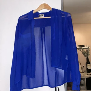 Blå skjorta - Blå tunn skjorta/blus från weekday, knappt använd💙